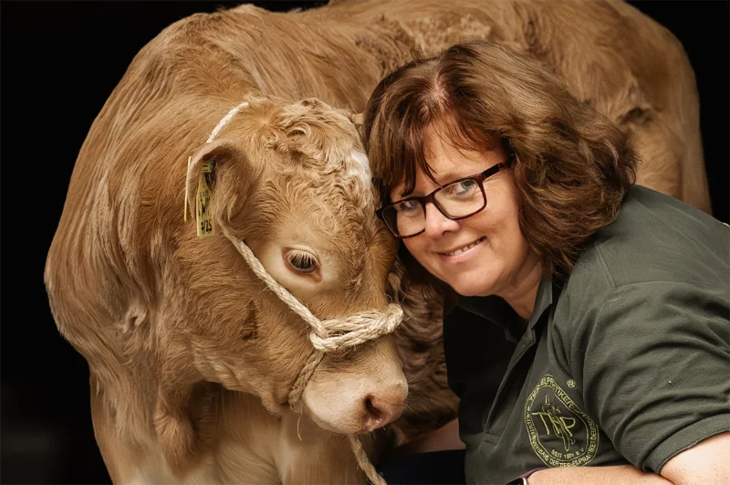 Tanja Sievers, geprüfte Tierheilpraktikerin seit 2016, mit einem Kalb