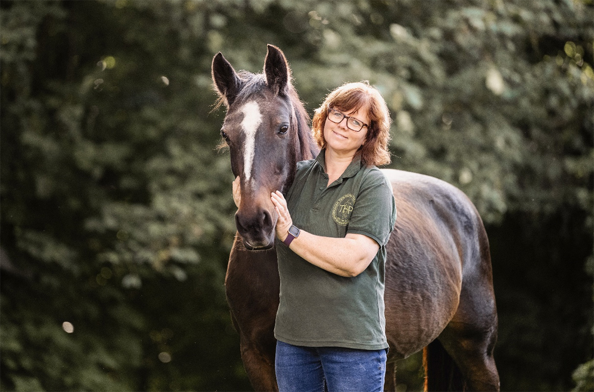 Tanja Sievers mit einem Pferd bei der Akupunkturorientierten Energiearbeit